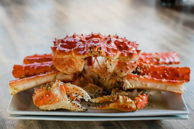 How much seafood variety interact with king crab