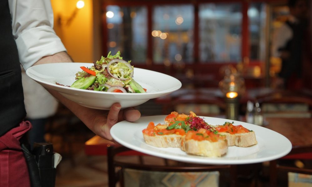 6 Tips to Find the Best Eateries While Travelling